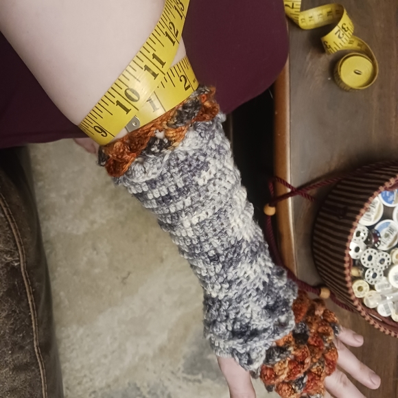 Crochet hooded cowl and arm warmers - Picture 5 of 8